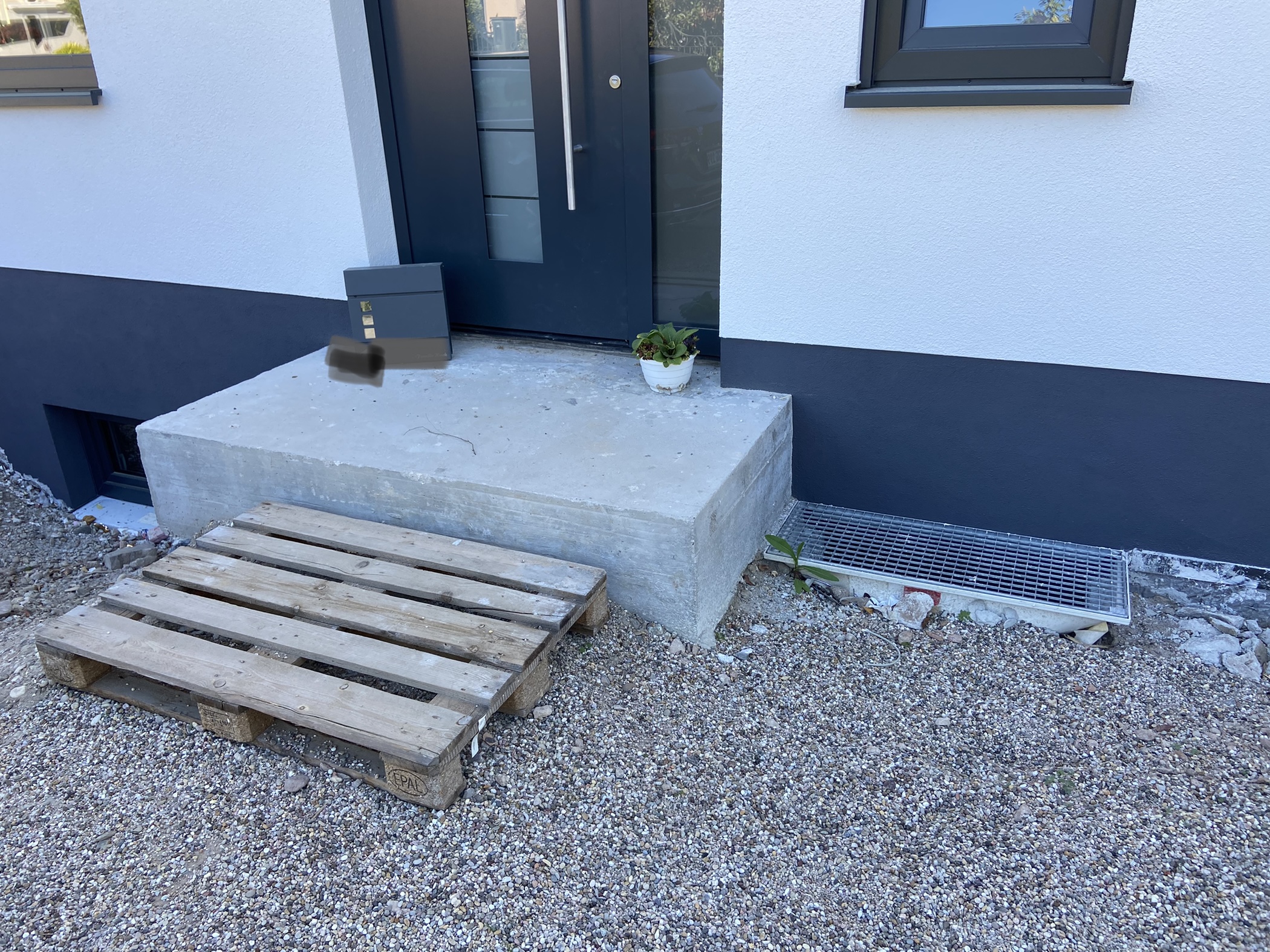 verkleidung-von-eingangspodest-mit-anschliessendem-lichtschacht-576320-2.jpeg