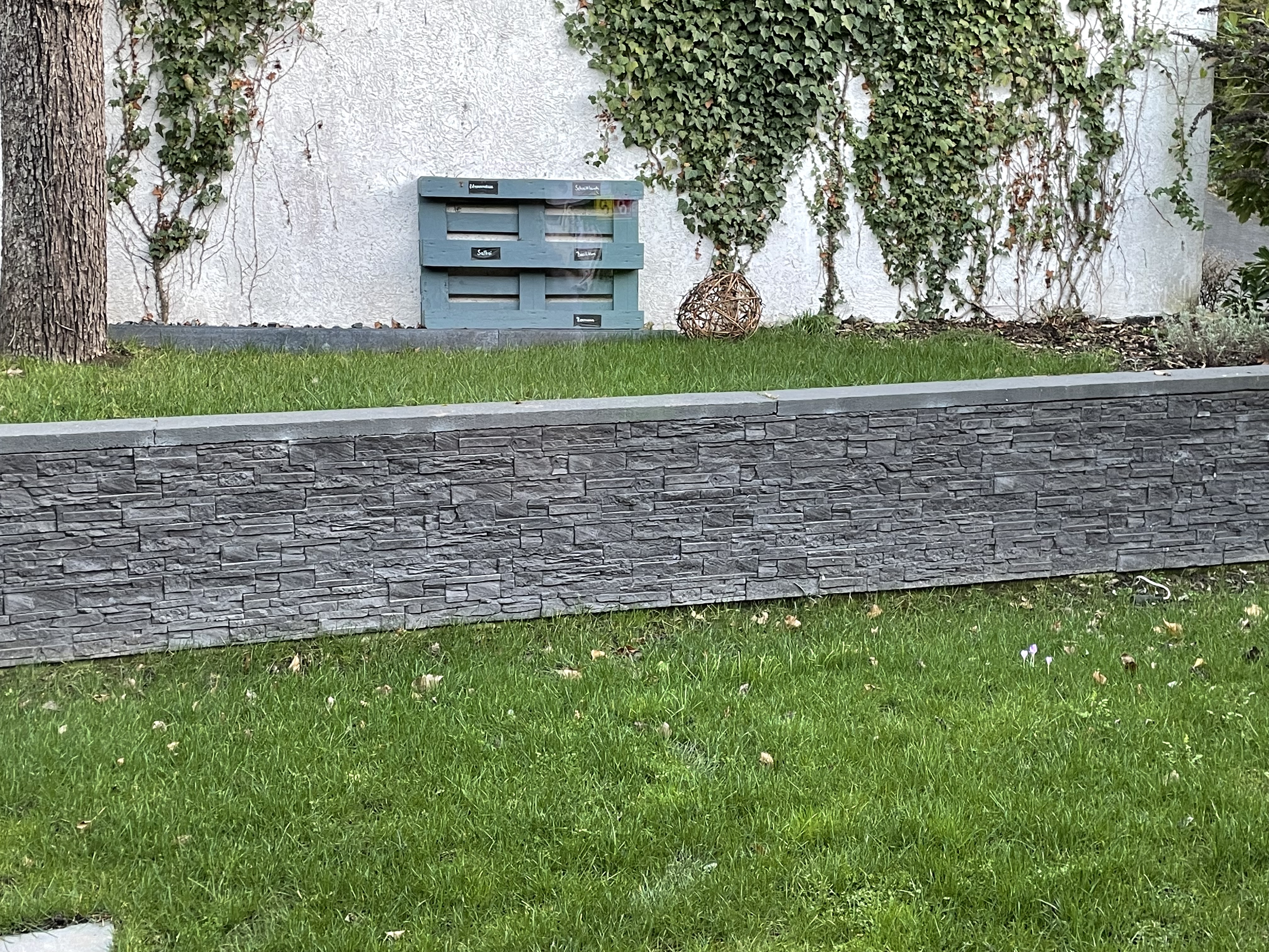 verkleidungverschoenerung-mauer-im-garten-561245-1.jpeg