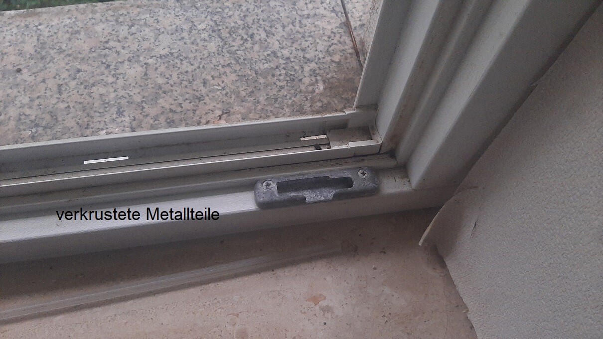 Fensterrahmen mit verkrusteten Metallteilen und defekter Verriegelung