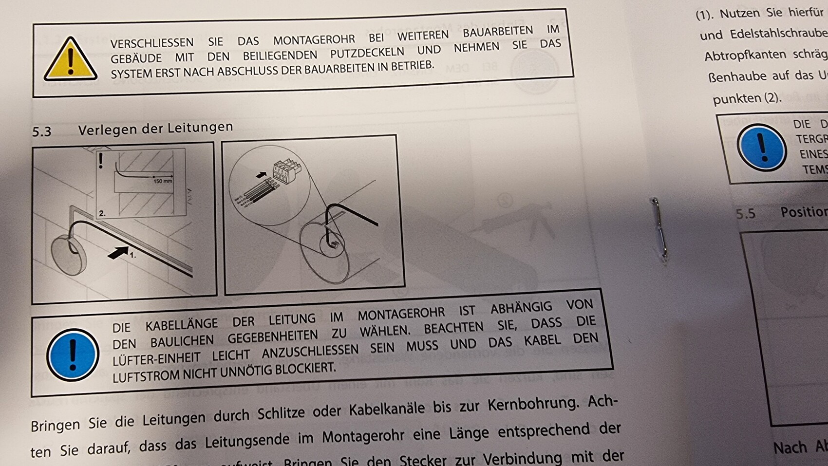 Warnhinweisseite mit zwei Skizzen zur Verlegung von Leitungen im Montagebereich.