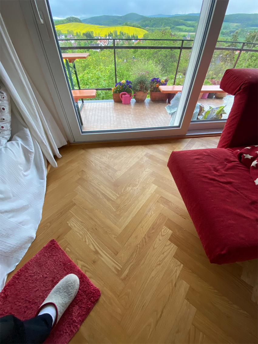 verlegerichtung-parkett-laengs-oder-quer-zu-lichteinfall-im-wohnzimmer-499589-1.jpg