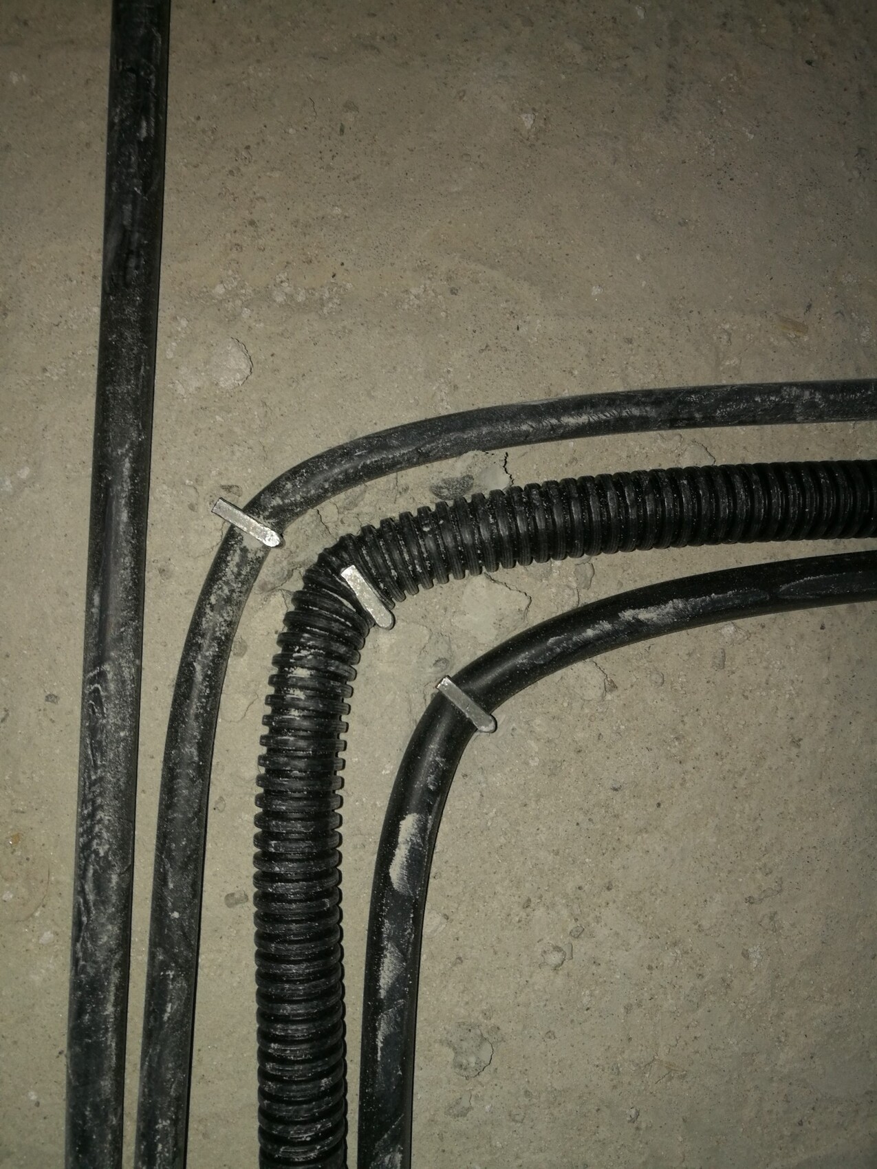 verlegte-kabel-im-bau.jpg
