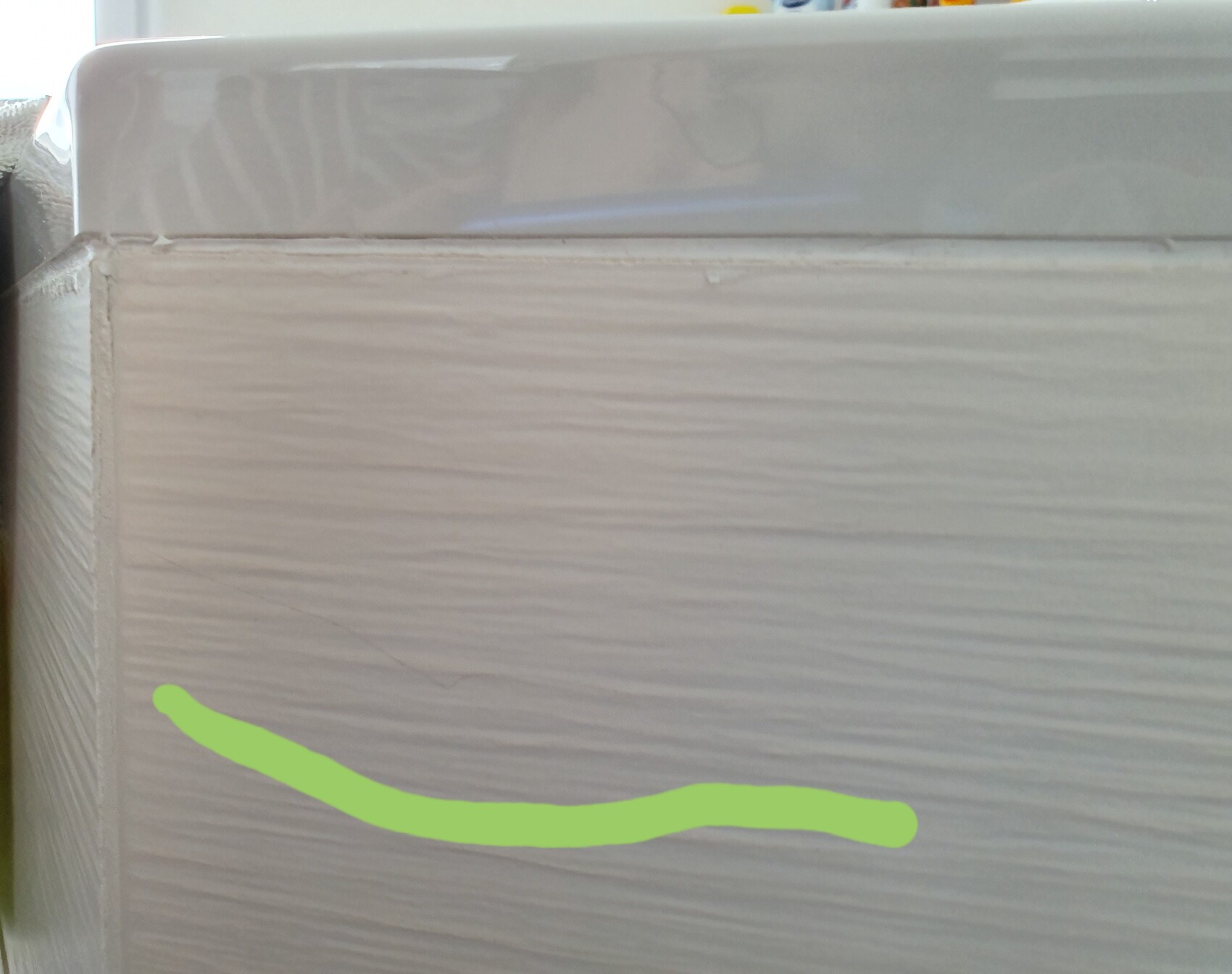 Nahaufnahme eines weiß verpackten Gegenstands in Plastikfolie mit grünem Strich