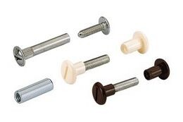 Verschiedene Schrauben und Bolzen in Metallfarben als Befestigungselemente.