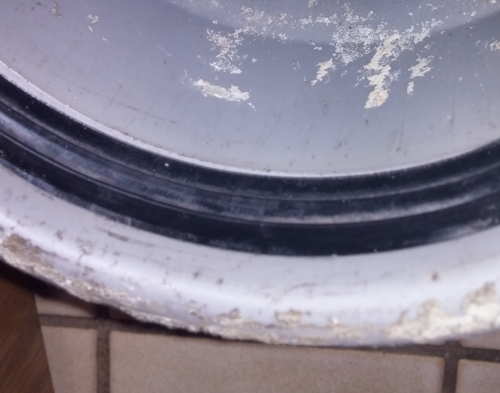 verschlissenes-metallring-im-badezimmerboden-mit-gummiabdichtung.jpg