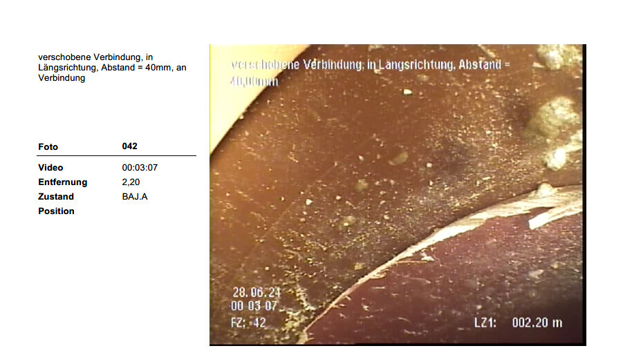 Nahaufnahme einer verschlissenen Verbindung in Längsrichtung mit Kratzern auf brauner Oberfläche.
