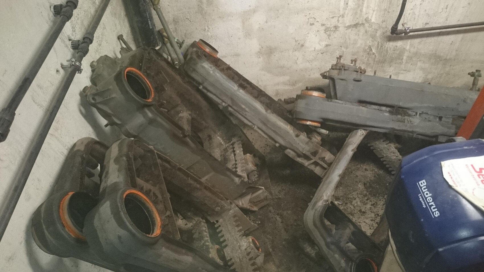 Kellerraum mit verstaubter Haustechnik, Rohren und Maschinenteilen
