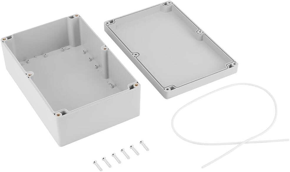 Leeres Kunststoffgehäuse mit Deckel, Schrauben und Kabel, geeignet für Elektronik.