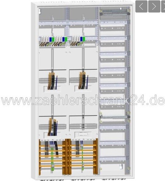Elektrischer Schaltschrank mit Kabelbündeln, Stromschienen und Montageplatten im Innenraum.