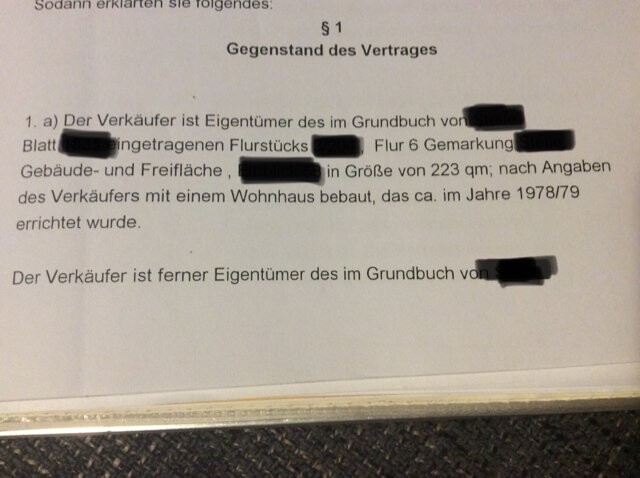 Vertragsseite mit geschwärzten Passagen und juristischem Text.