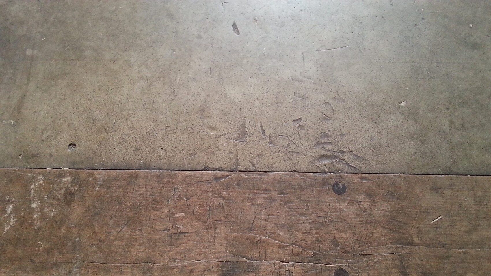 Verwitterte Holzbodenbohlen mit sichtbaren Nägeln und Kratzern