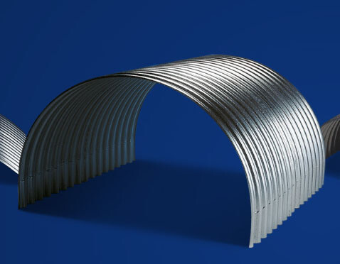 Verzinkte, gewölte Metallbögen als Dachkonstruktion vor blauem Hintergrund.