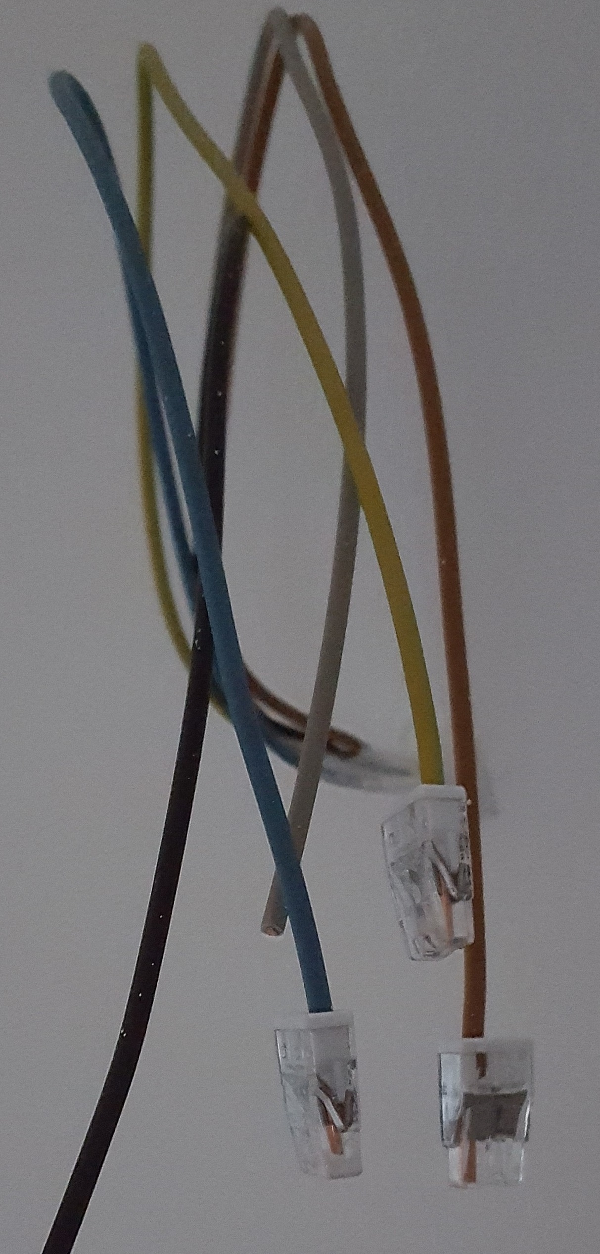 viele-bunte-kabel-fuer-lampenanschluss-wie-lampe-anschliessen-235762-2.jpg