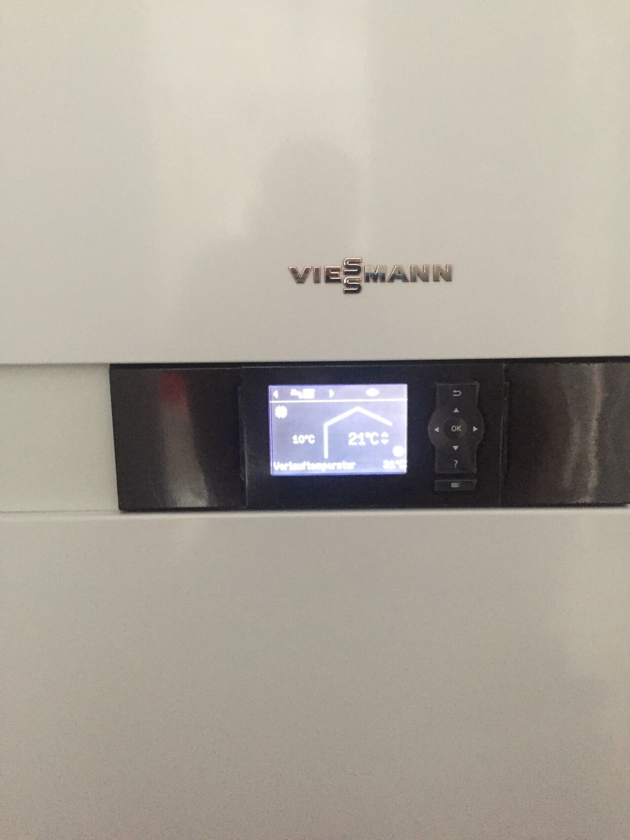 Viessmann Heizkessel mit Bedienfeld und Temperaturanzeige