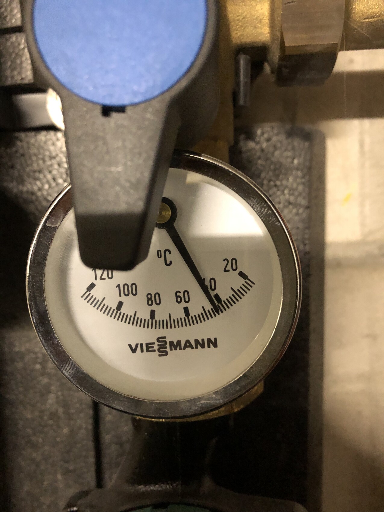Nahaufnahme eines Viessmann Heizungsdruckmessers