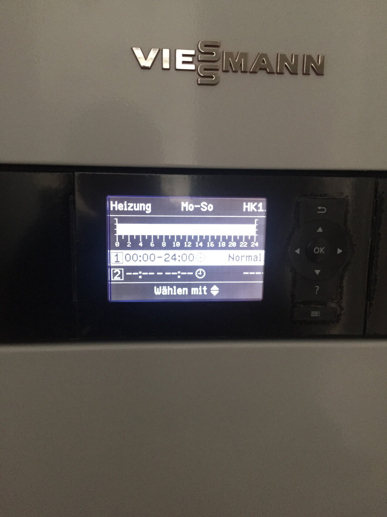 Viessmann Heizungssteuerung mit Display und Zeitschaltplan (00:00-24:00) am Bedienfeld
