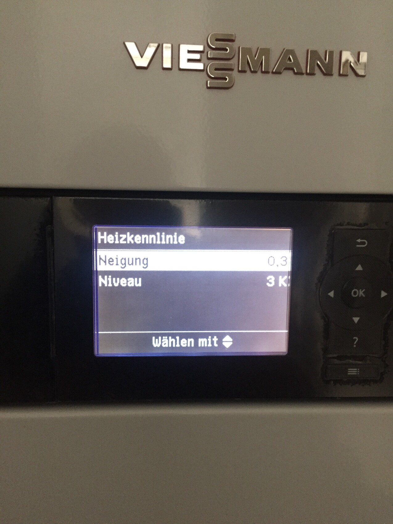 Viessmann Heizungssteuerung: Display zeigt Heizkennlinie, Neigung 0,3; Niveau 3K; Pfeiltasten