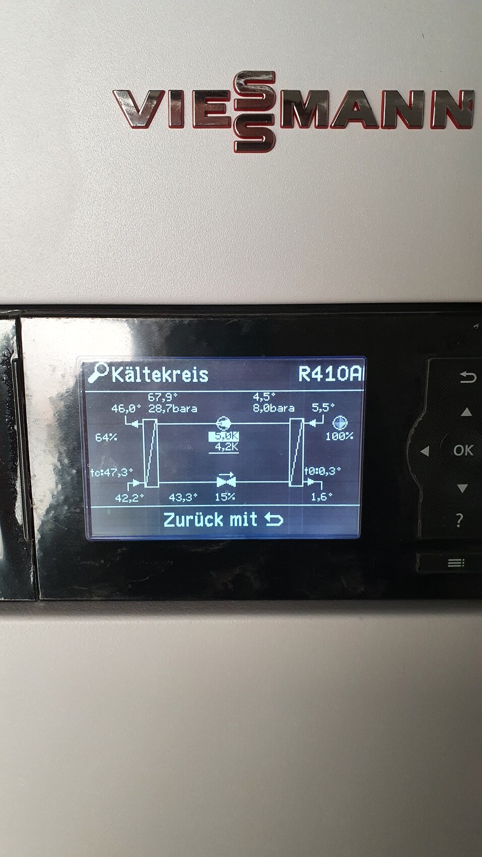 Viessmann Heizgerät: LCD-Display zeigt Kältekreis R410A mit Messwerten.