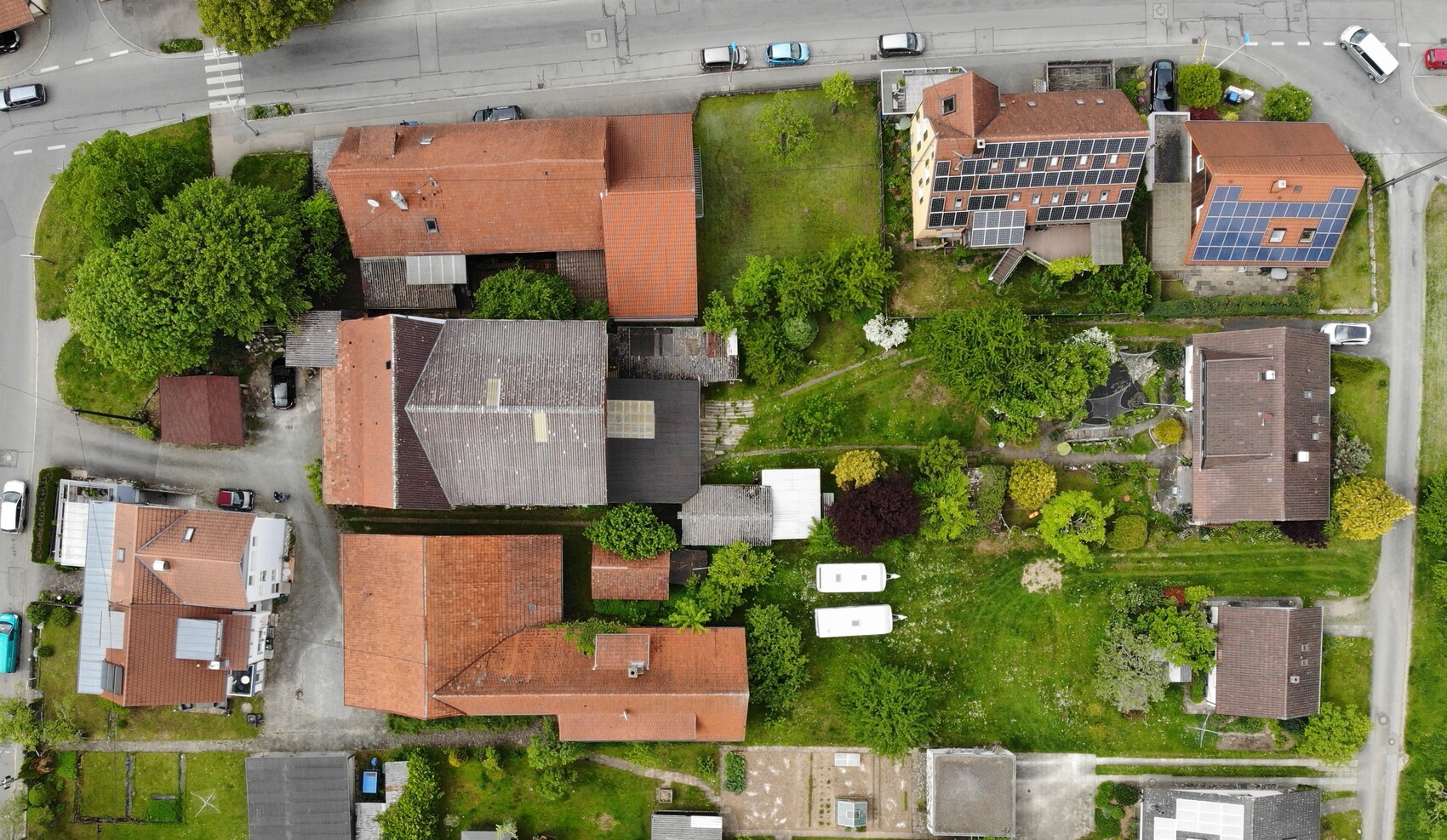 vogelperspektive-urbanes-viertel-mit-gruenen-haeusern-und-gaerten.jpeg