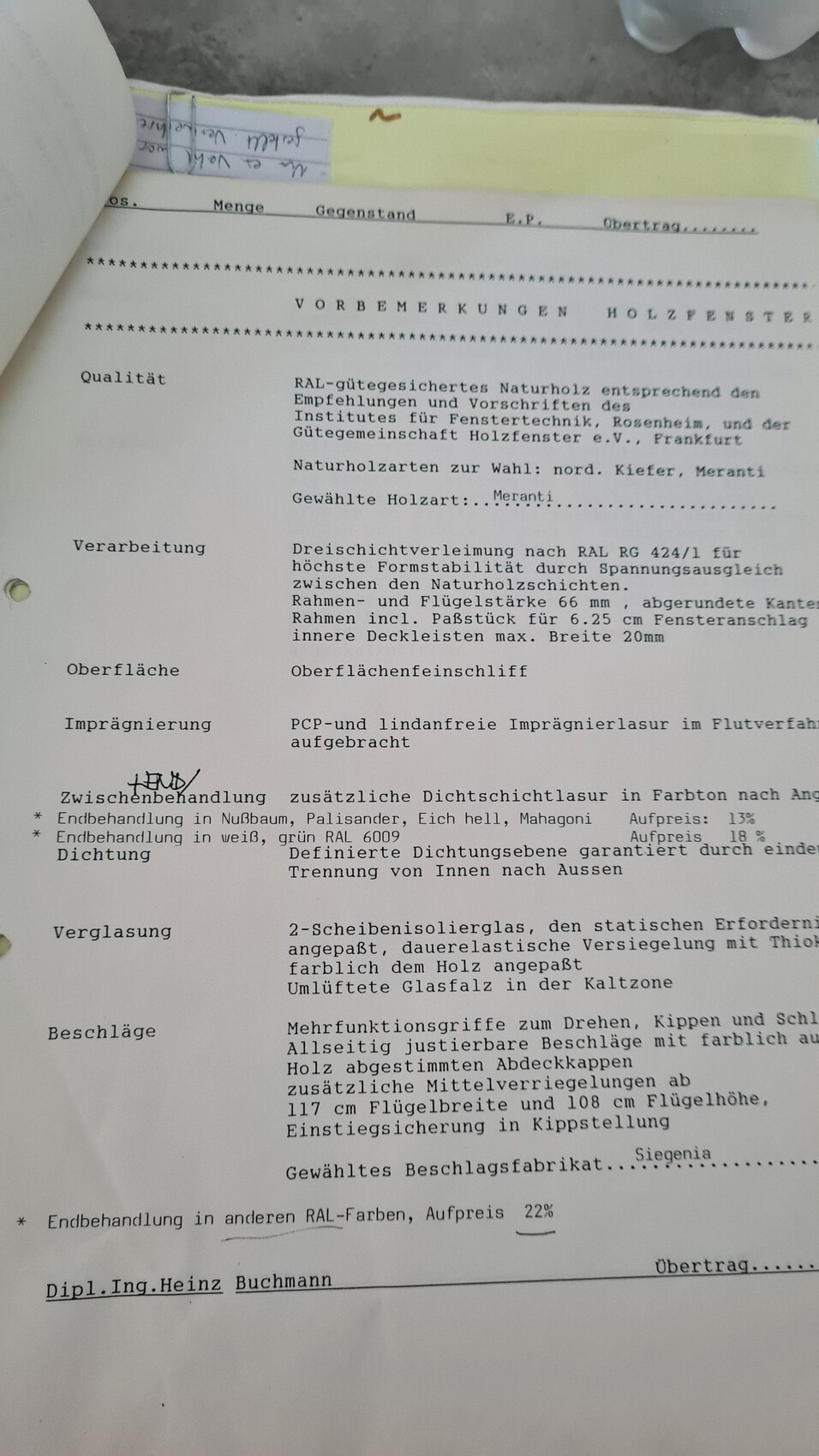 Offenes Dokument mit Spezifikationen zu Holzfenstern: Qualität, Oberfläche, Beschläge