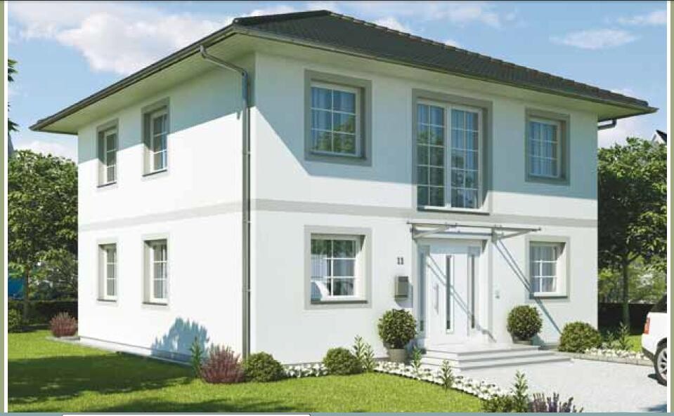 Zweistöckiges weißes Einfamilienhaus mit dunklem Dach, Eingangstreppe und Garten.