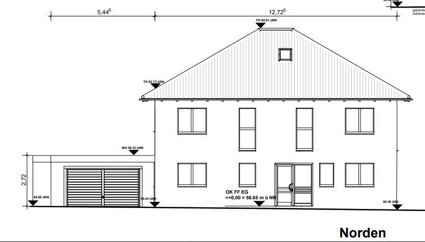 Nordansicht eines zweigeschossigen Hauses mit Satteldach und Garage; Fensterfront und Eingang.