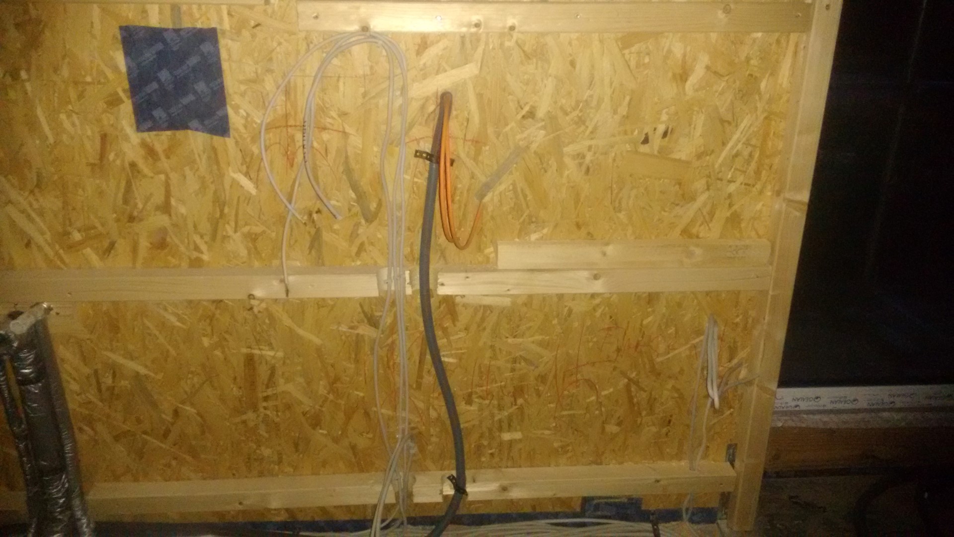 vorgehensweise-steckdosen-im-holzrahmenbau-unbeplankte-wand-224292-1.jpg