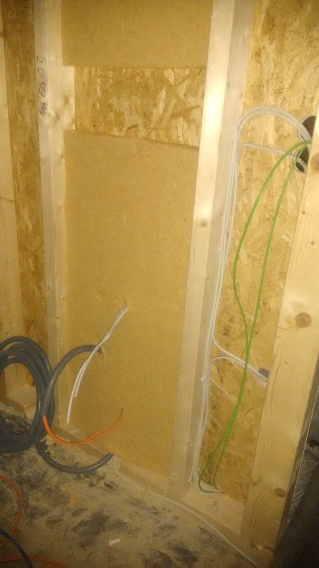 vorgehensweise-steckdosen-im-holzrahmenbau-unbeplankte-wand-224292-2.jpg