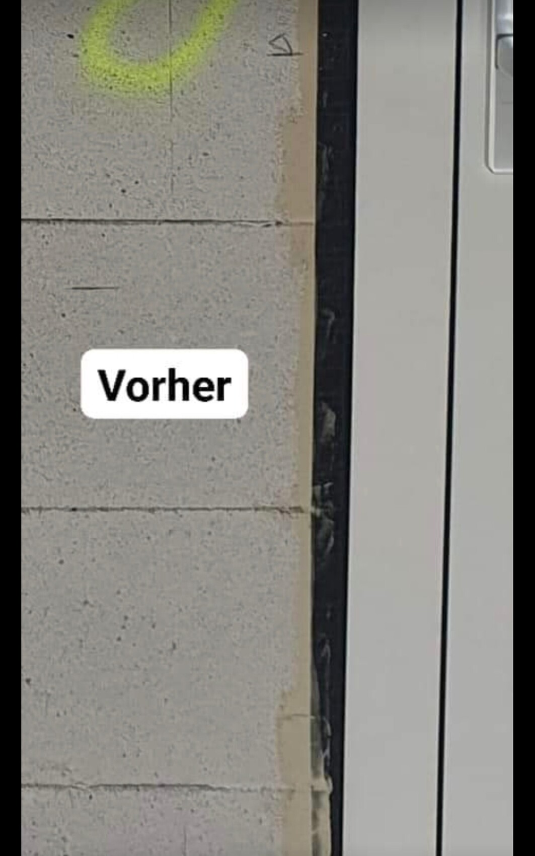 Vorher-Bild eines Rohbaus: grobe Betonwand, Türrahmen und gelbe Markierung.
