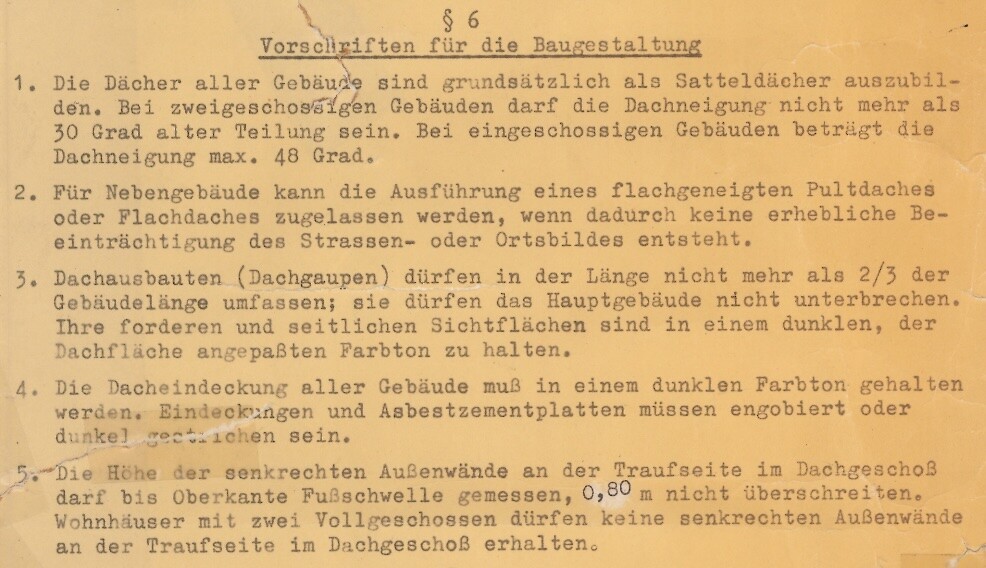 Altes Dokument mit Vorschriften zur Baugestaltung, gelbliches Papier mit Text