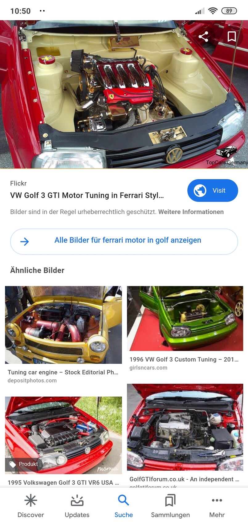 Offener Motorraum eines roten Autos mit getuntem Motor und glänzenden Bauteilen.
