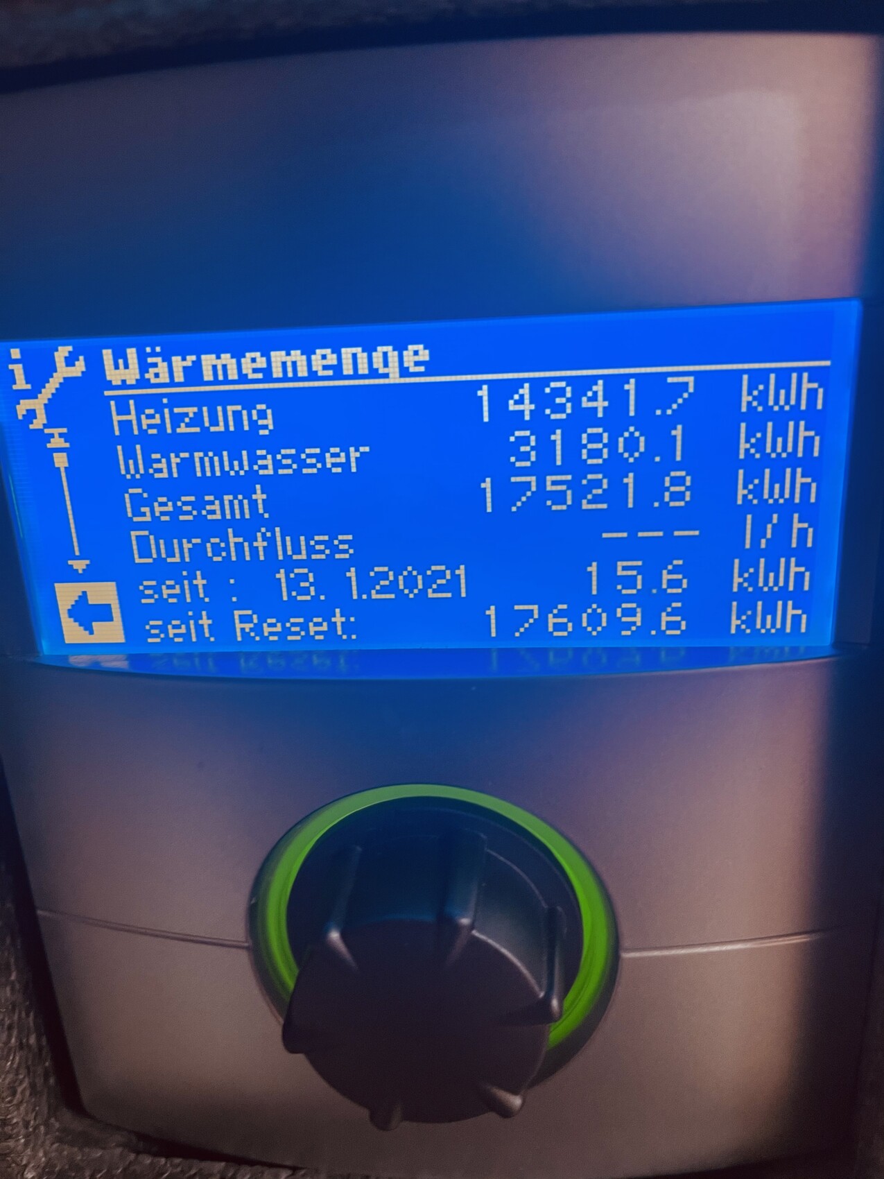Wärmemengenanzeige auf blauem Display mit Heizung, Warmwasser und Gesamtverbrauch.