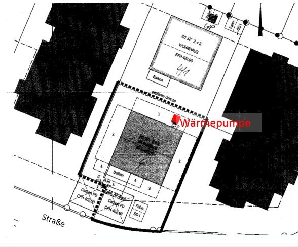 Lageplan: Grundstück mit zwei Gebäudeblöcken, Innenhof, rote Wärmepumpe.