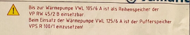 Warnschild mit Text zu passenden Speicherkombinationen für Wärmepumpen VWL 105/6 A und VWL 125/6 A.