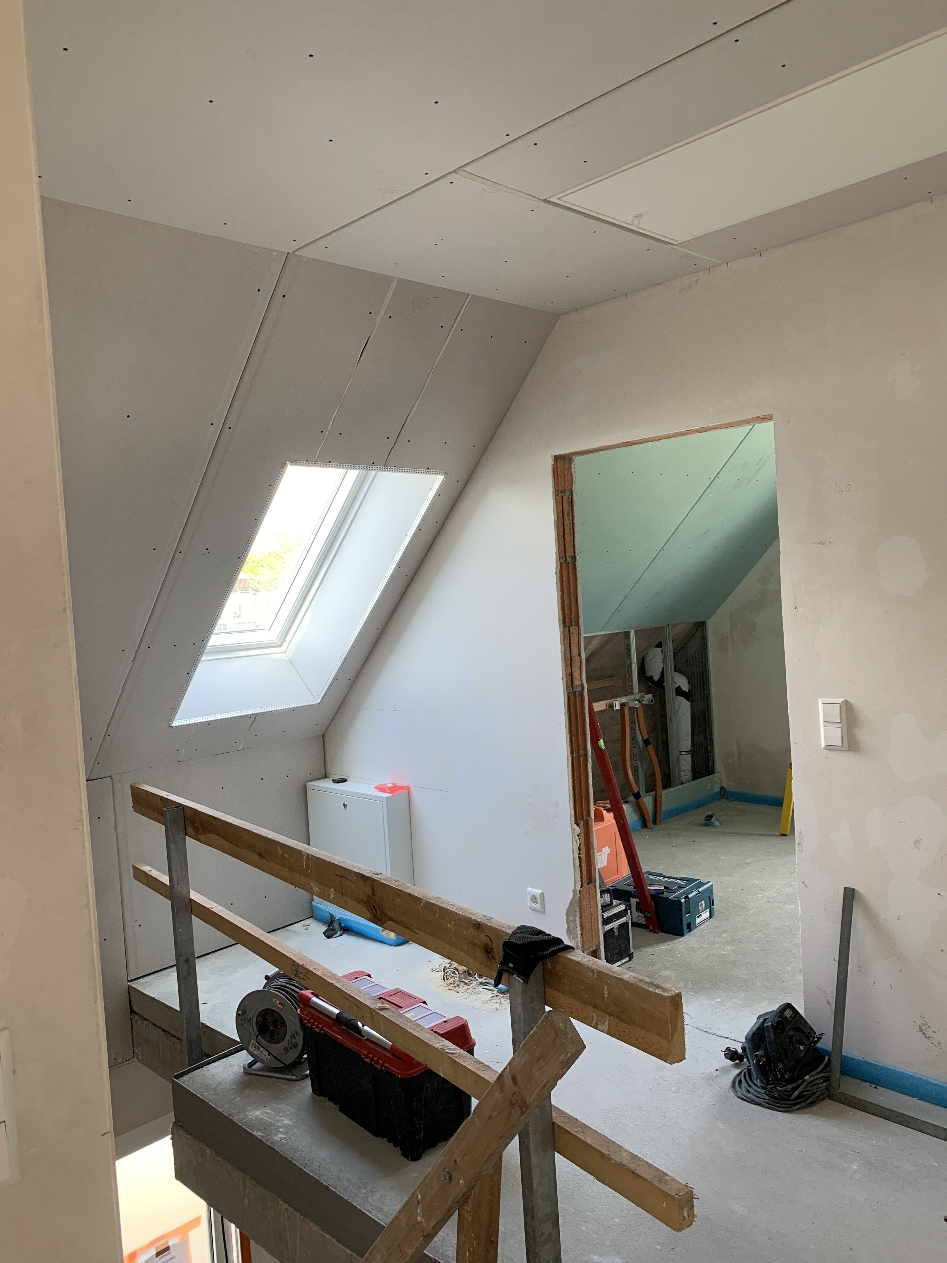 wand-kleine-beschaedigte-stelle-malerarbeit-456658-1.jpg