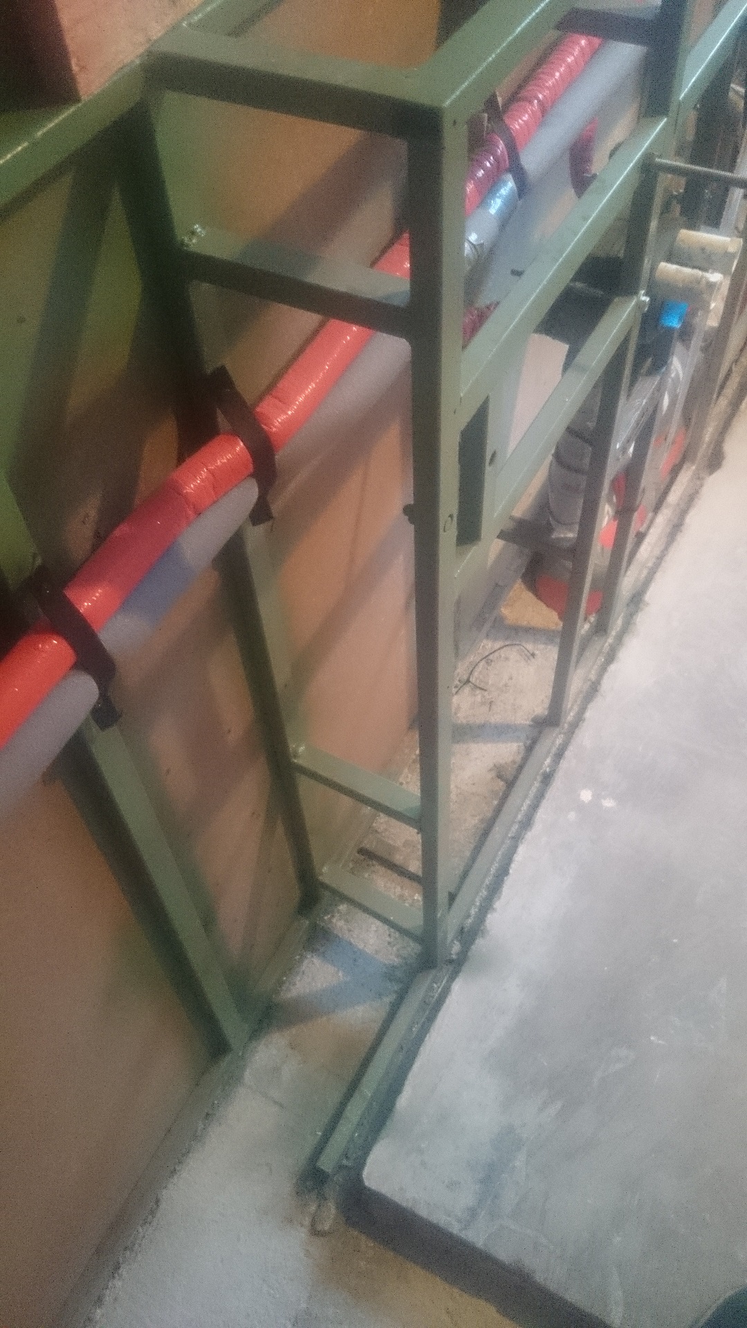 wand-rohre-holzstaender-platten-rollen-166640-2.jpg
