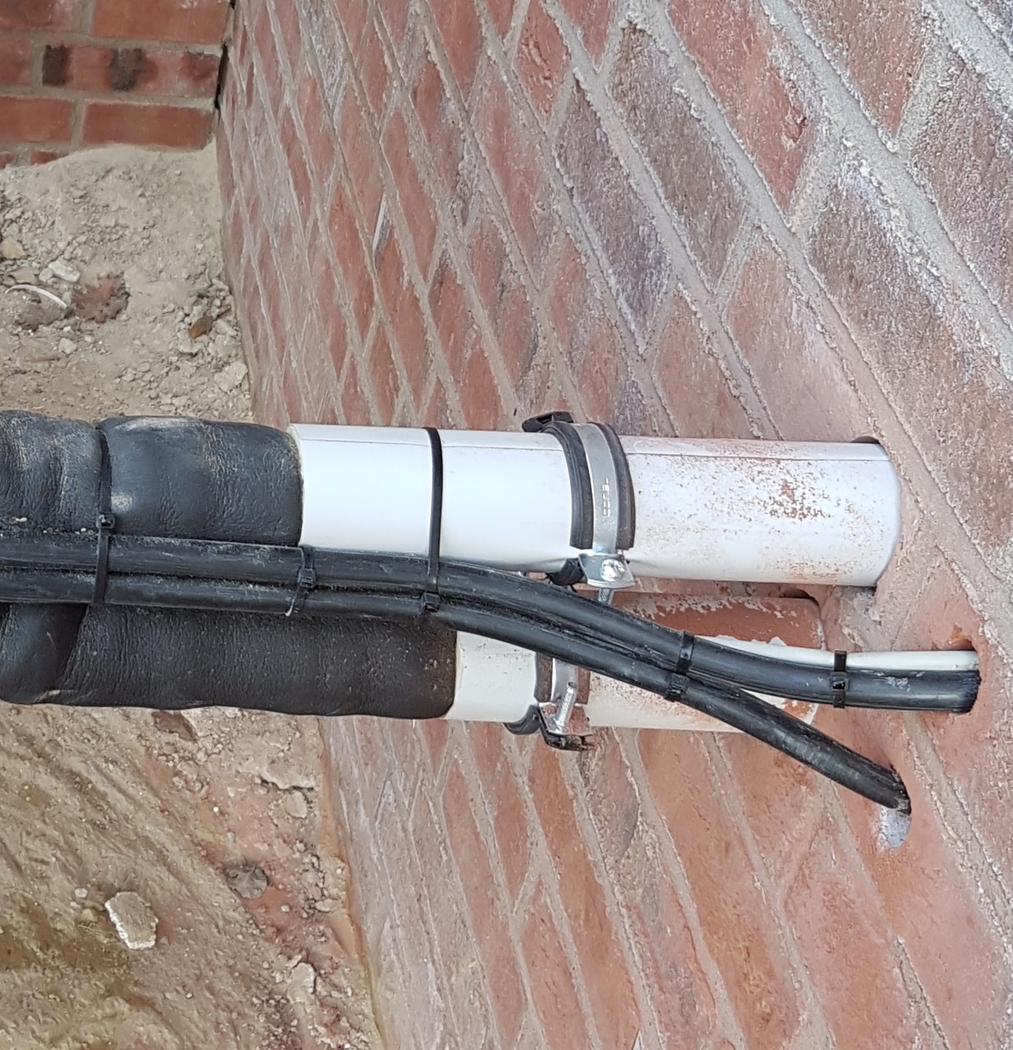 wanddurchbruch-fuer-rohre-einer-monoblock-lwwp-erstellen-319821-1.jpg