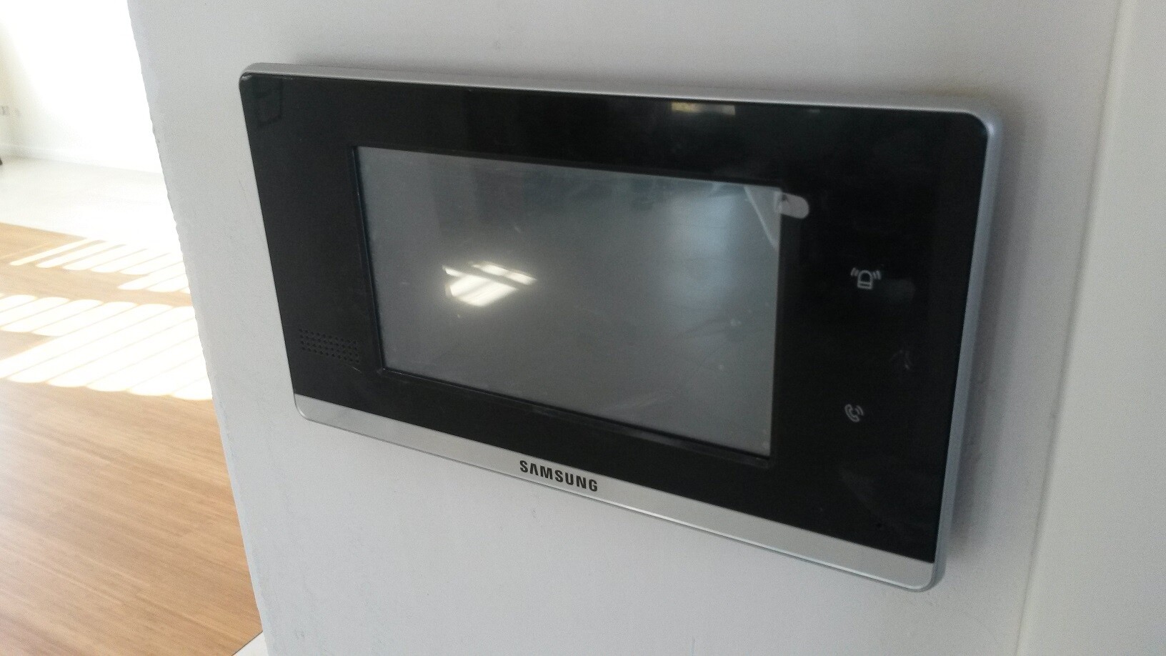 Samsung-Einbau-Mikrowelle in Wandnische mit schwarzer Front und Glas-Tür.