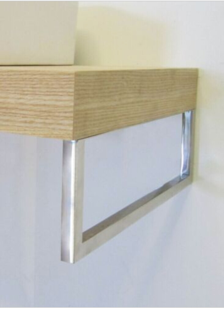 Wandregal aus hellem Holz mit Metallhalterung an der Wand.