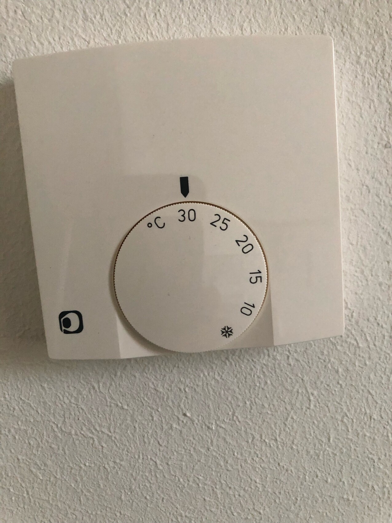 Wandthermostat mit runder Knopf, Skala 10 bis 30 °C, Schneeflocken-Symbol.