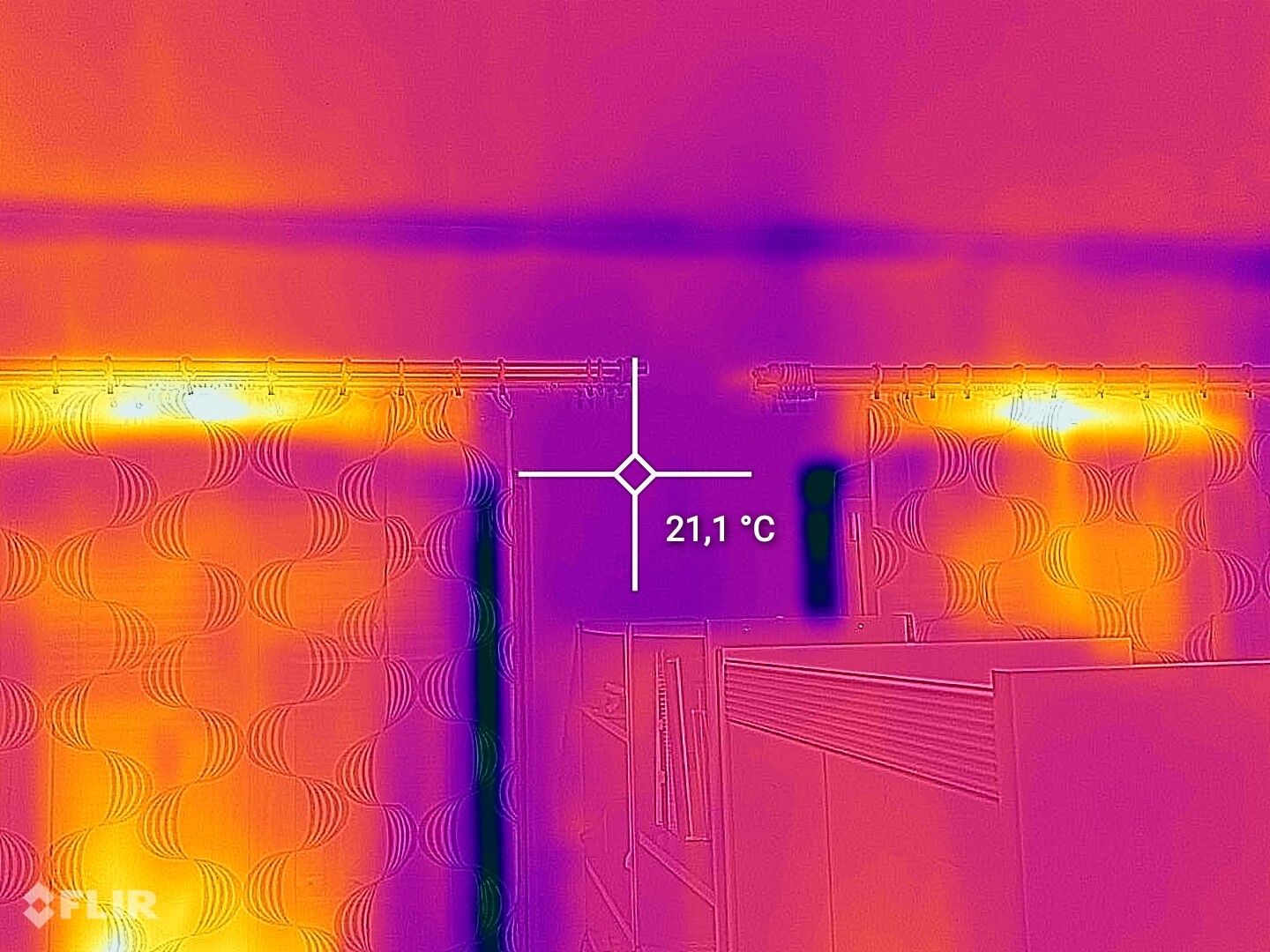 Thermografie eines Zimmers mit Vorhängen; zentrale Messstelle zeigt 21,1 °C.
