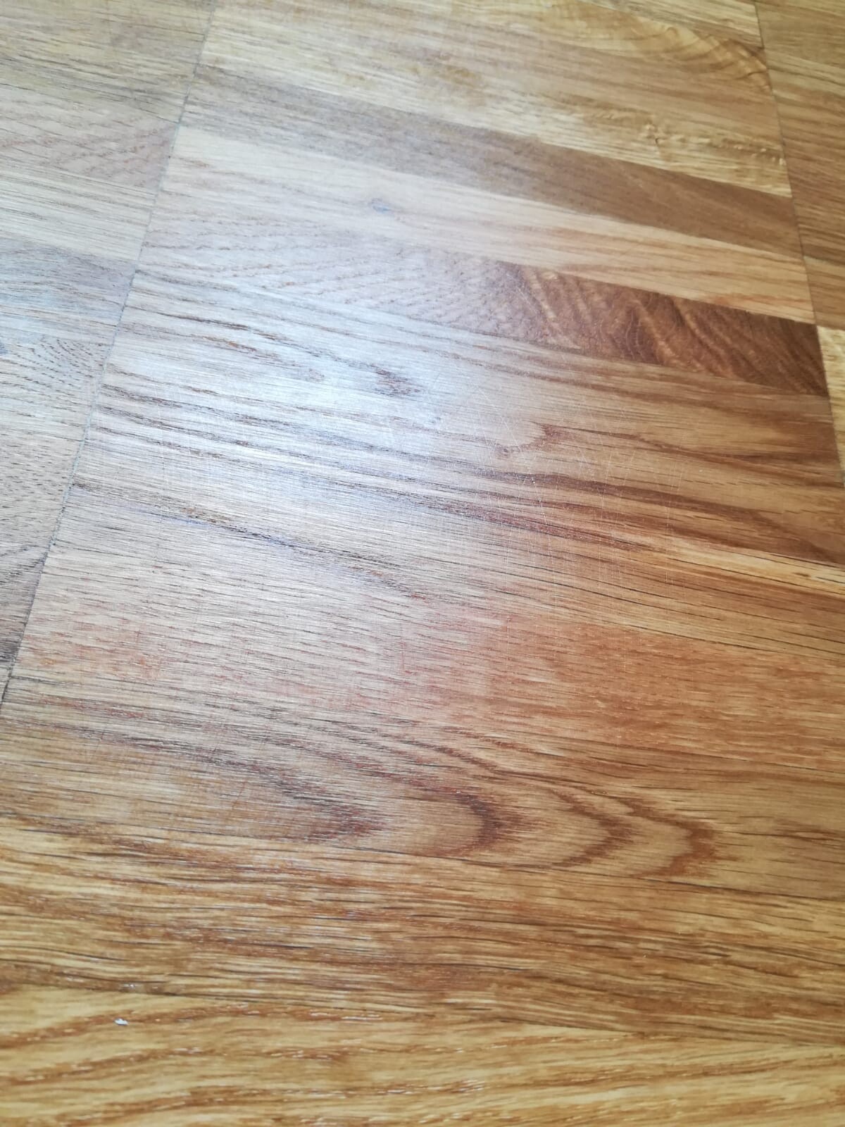 Warmer Holzboden mit sichtbarer Maserung und Holzplanken-Optik