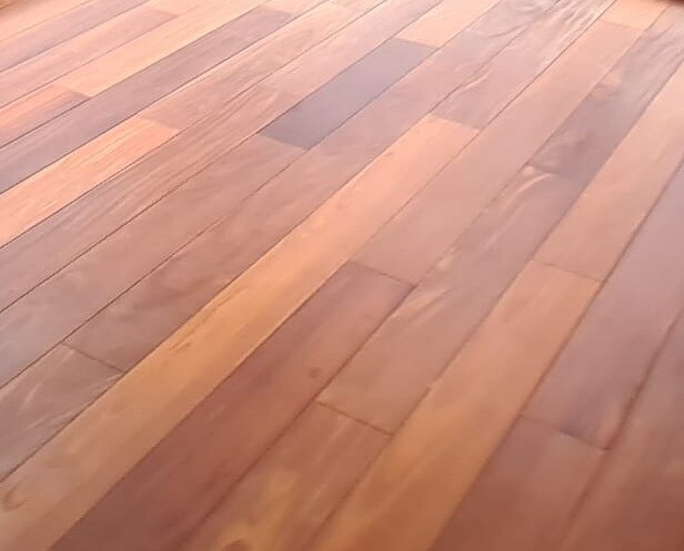 Holzboden aus langen braunen Dielen, diagonale Perspektive.