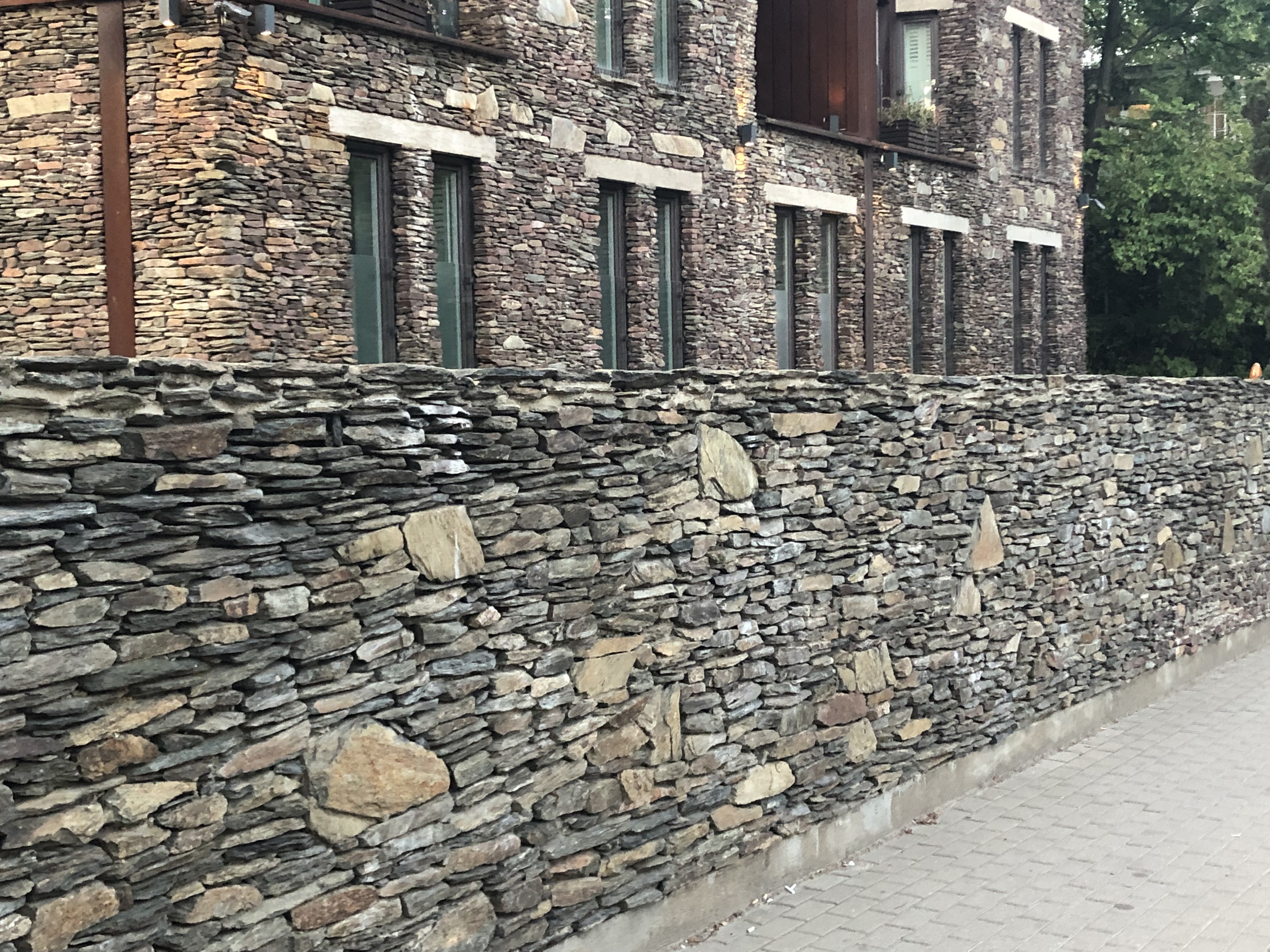 was-beachten-bei-natursteinmauer-aus-schiefer-397391-3.jpg