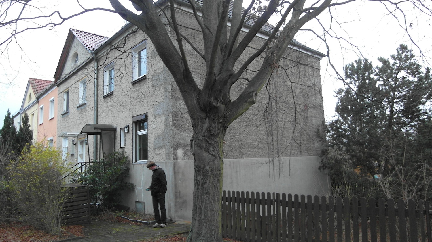 was-wurde-hier-an-der-aussenwand-nachtraeglich-eingebaut-76370-1.JPG