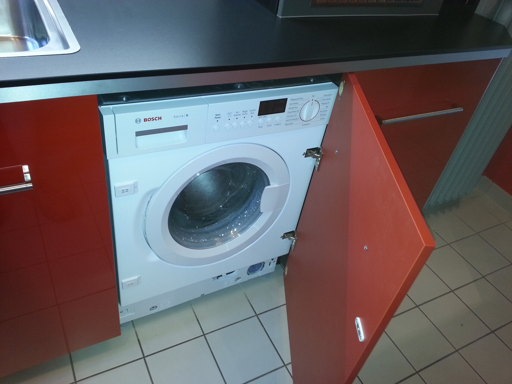 waschmaschine-im-kuechenunterbau-rote-kueche.jpg