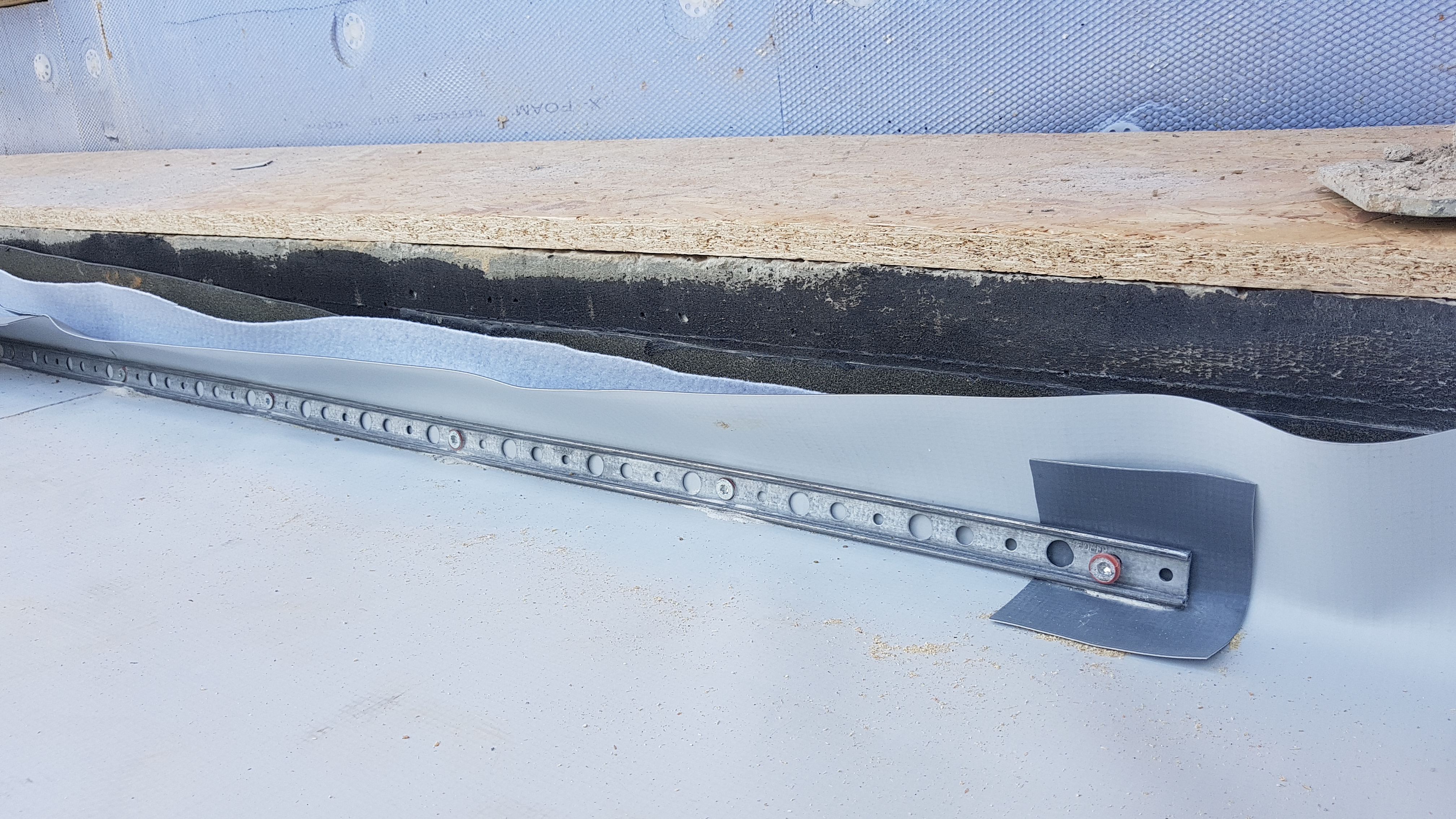 wasser-auf-garagenflachdach-problematischgefaehrlich-359897-5.jpg