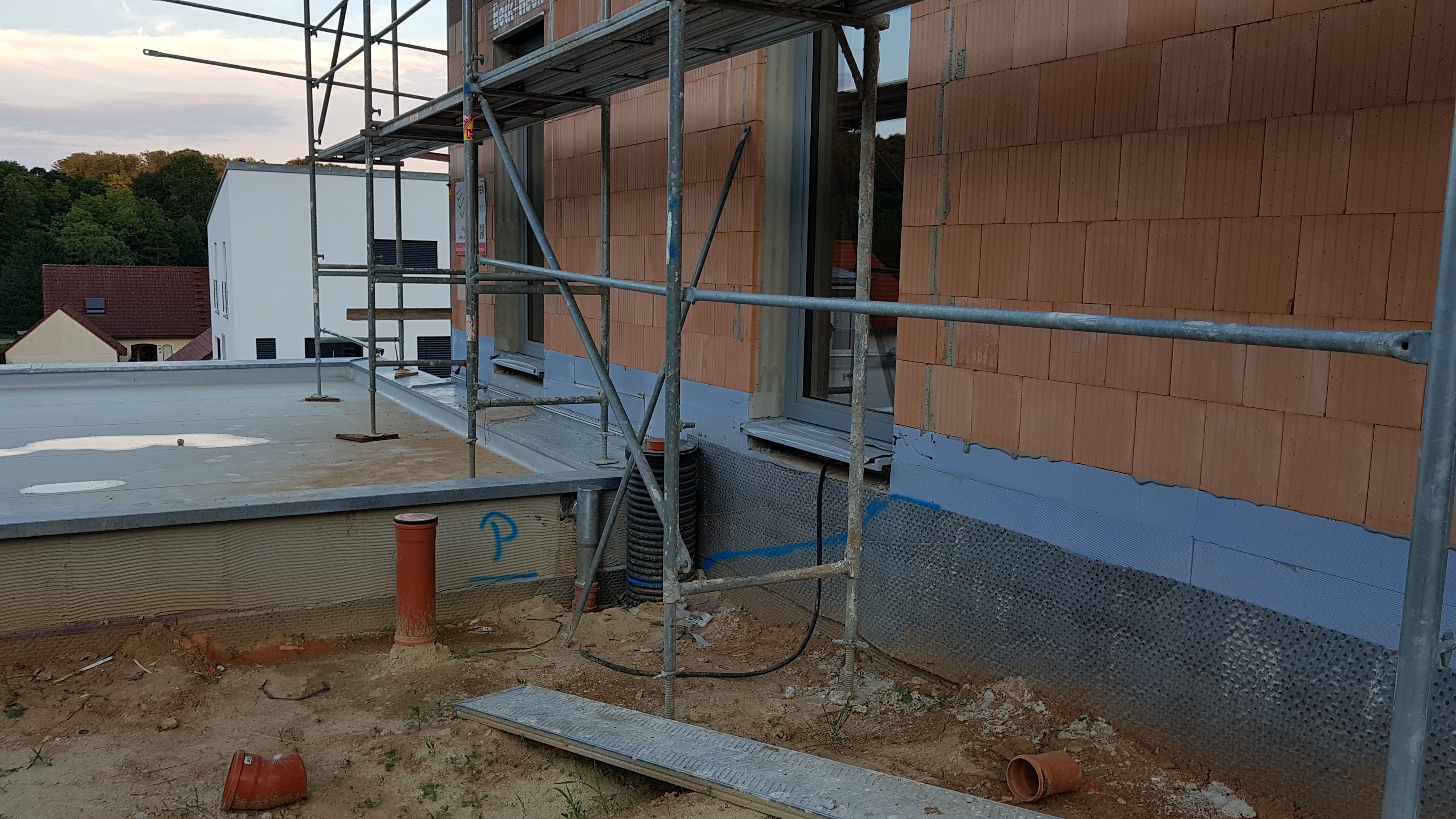 wasser-auf-garagenflachdach-problematischgefaehrlich-359897-8.jpg