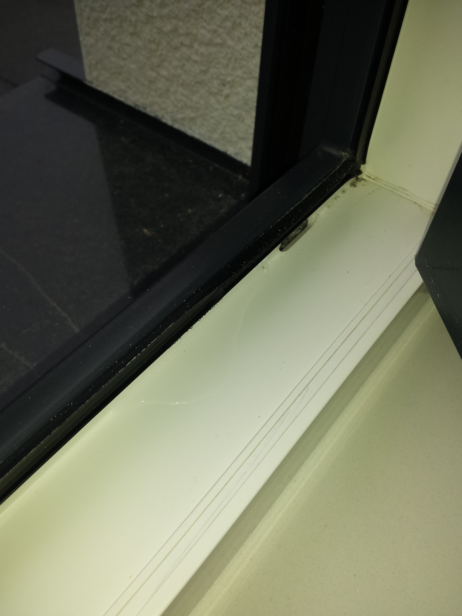 wasser-im-fensterahmen-171137-1.jpg