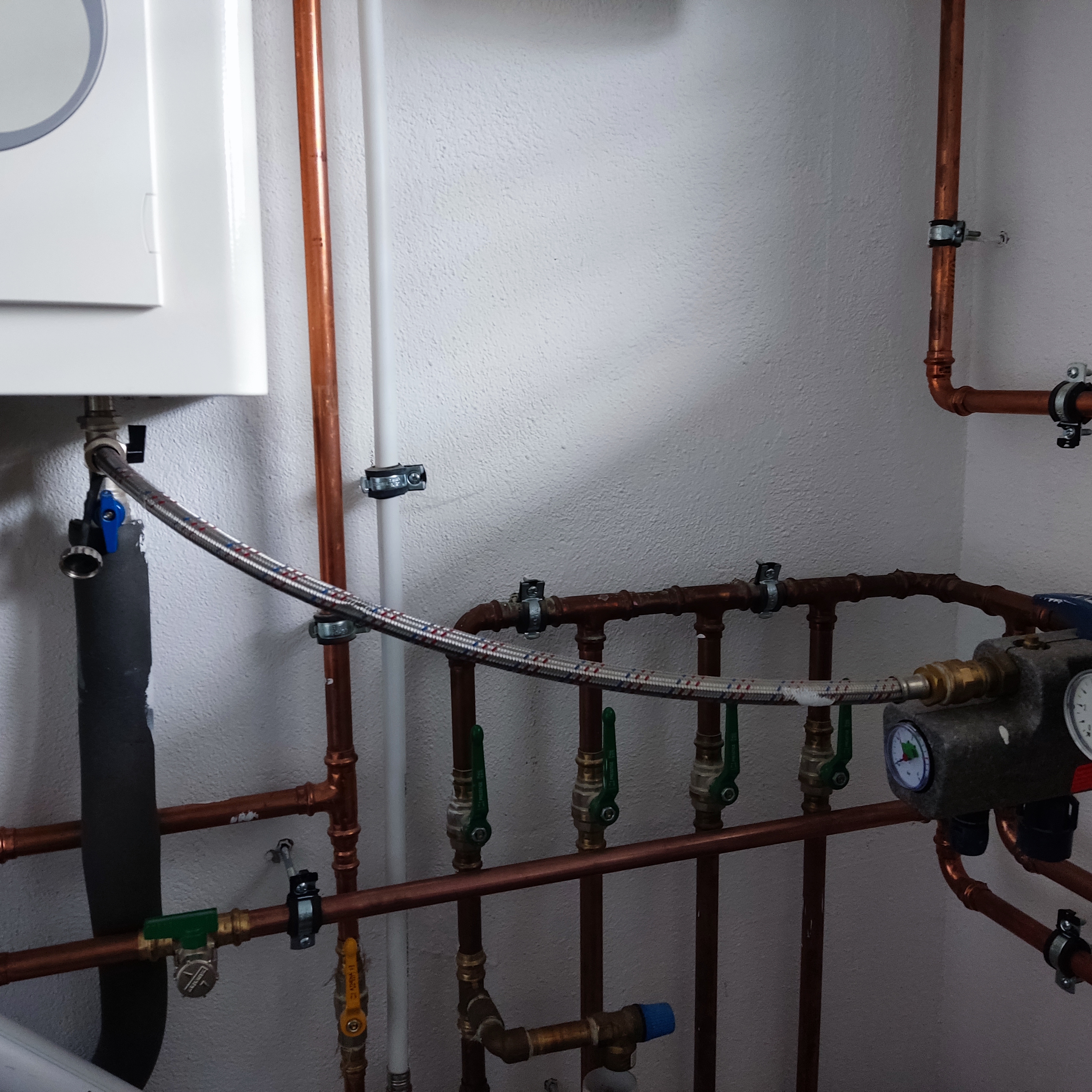 wasser-nachfuellen-bei-gasbrennwert-heizung-546222-1.jpg